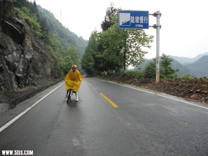 去腾龙洞的路