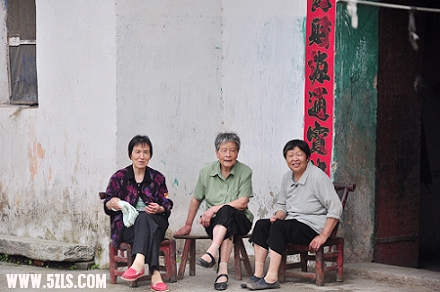 老人家一会就熟络