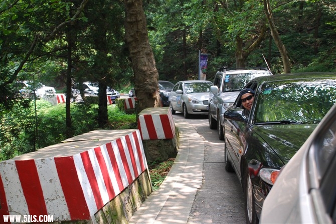 车队行驶在上山的公路