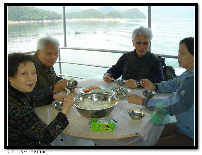 中午，俺们围坐船头，享用了一顿游船上的套餐