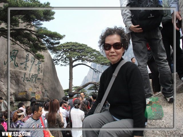迎客松旁人山人海，俺去凑个热
