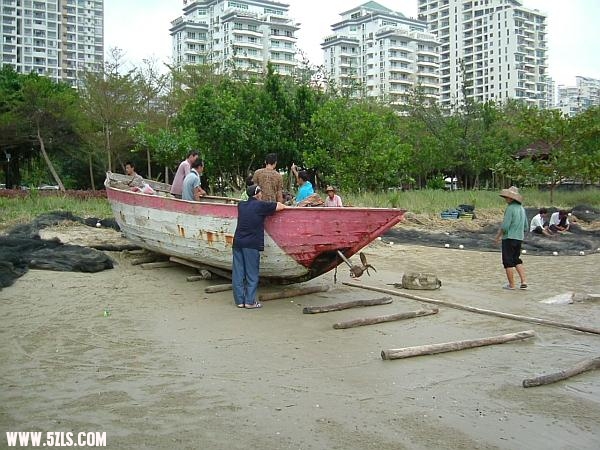 三亚海边渔船准备下海1.JPG