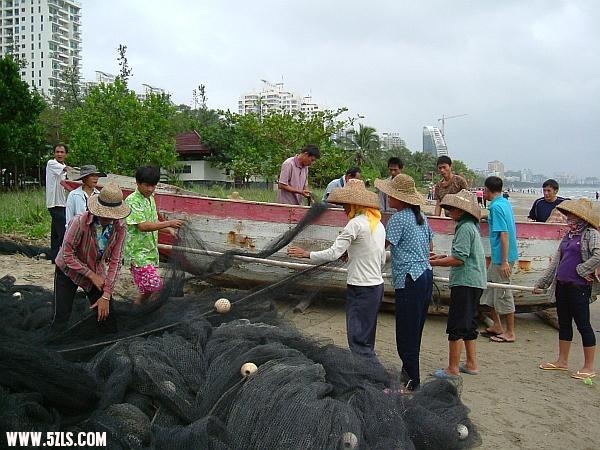 三亚海边渔民上网1.JPG