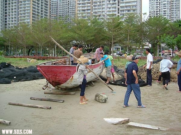 三亚海边渔船准备下海.JPG