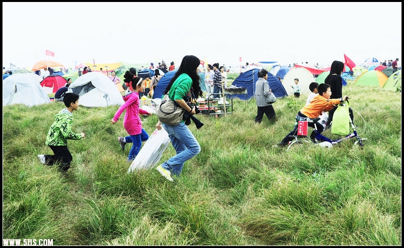 欢天喜地冲向营地