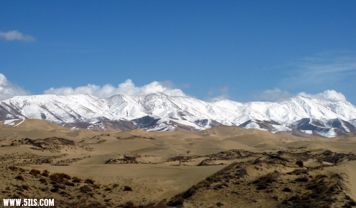 雪山蓝天与沙漠辉