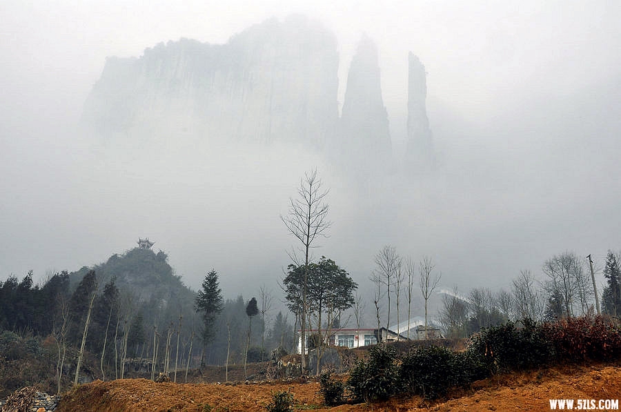 山在云雾中，实际场景